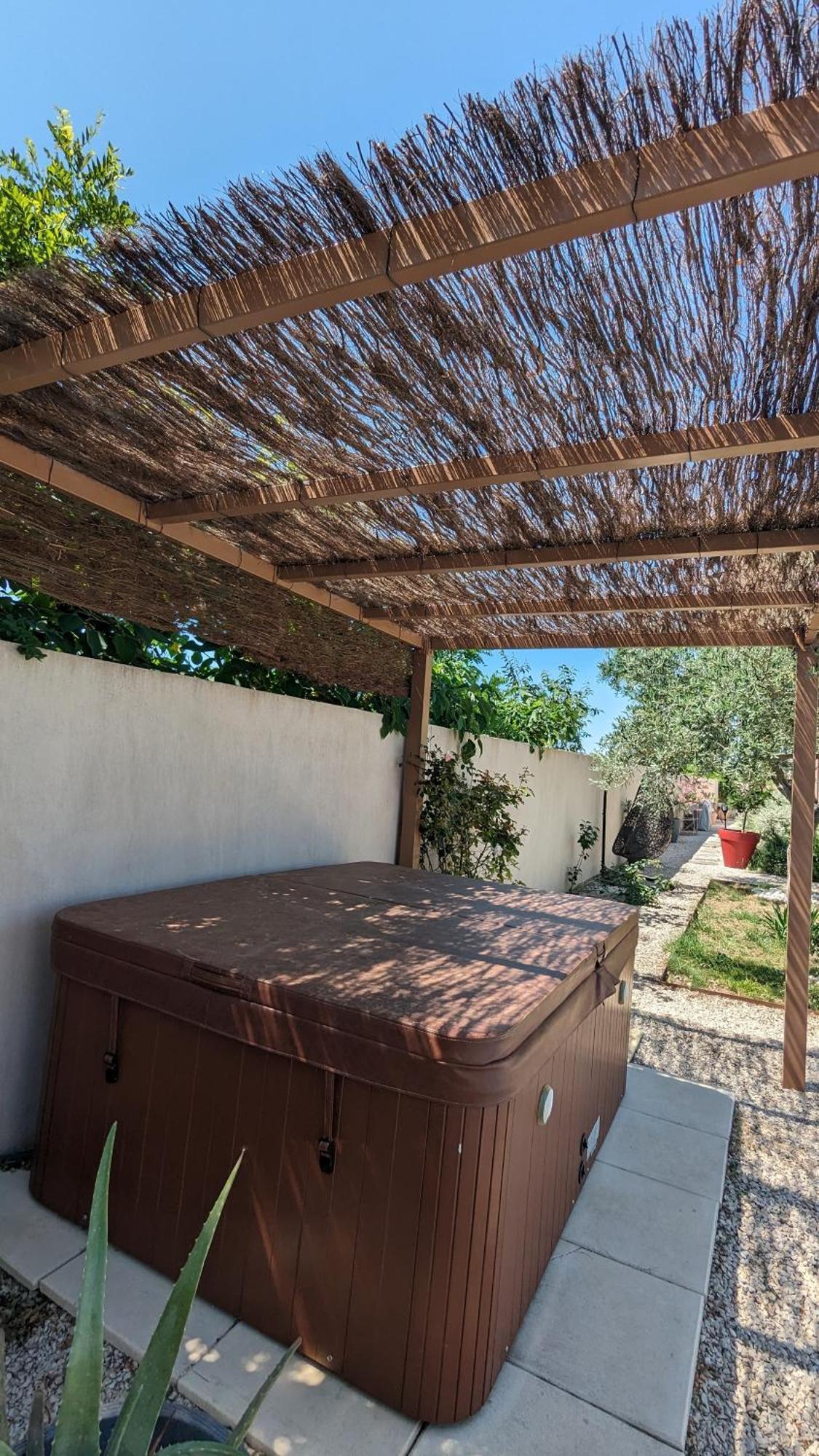 Chambre L A Tavel Exterior photo